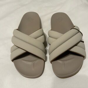 NWT Olukai Cloudy Sandals